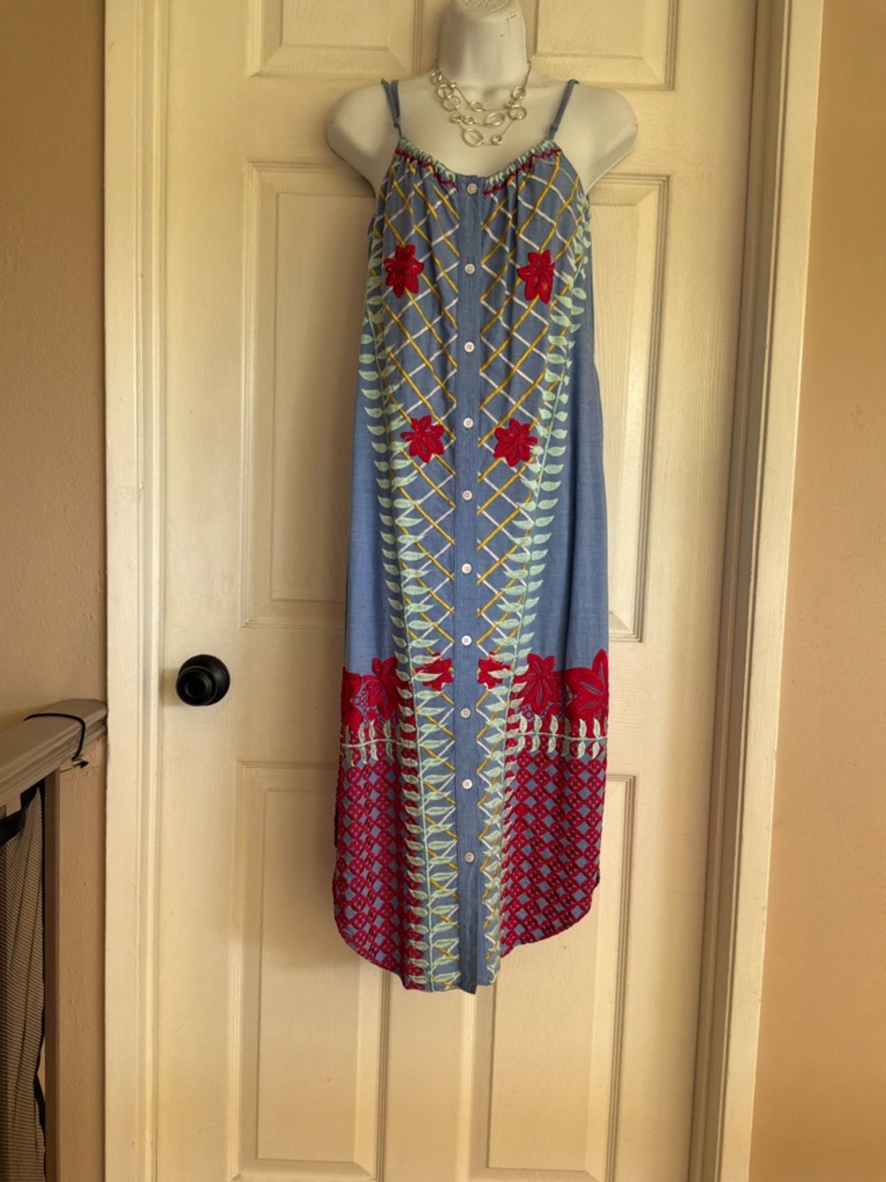 Embroidered Button-Front dress - Picture 2 of 12